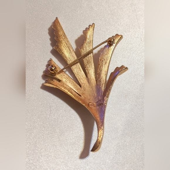 Elegant Vintage Crown Trifari 1960's Brooch Pin Stylized Leaf Gold Tone - Picture 7 of 10